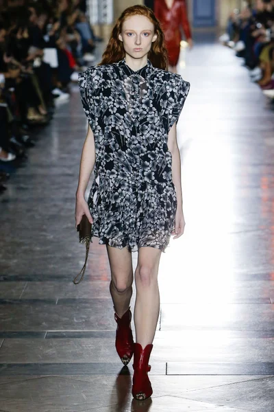 Look 16